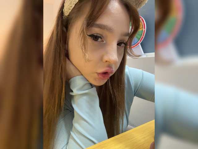 LittleDelora live cam on BongaCams