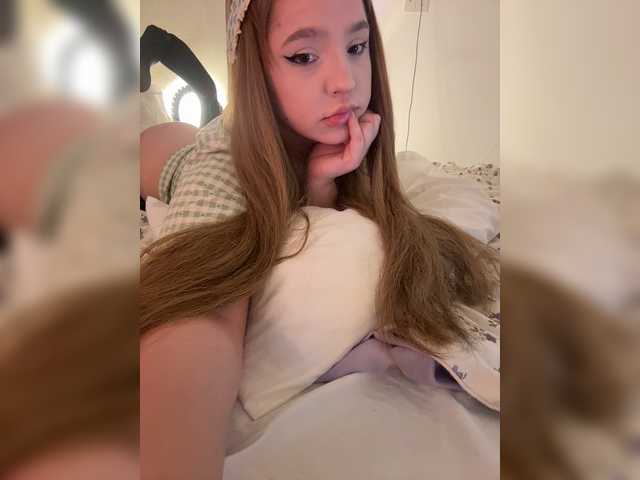 LittleDelora live cam on BongaCams