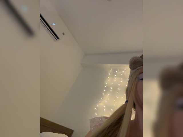 LittleDelora live cam on BongaCams