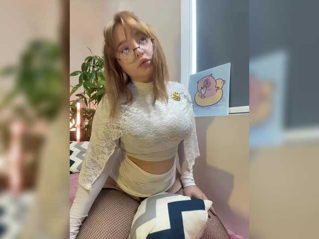 LittleDelora live cam on BongaCams