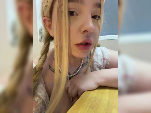 LittleDelora live cam on BongaCams