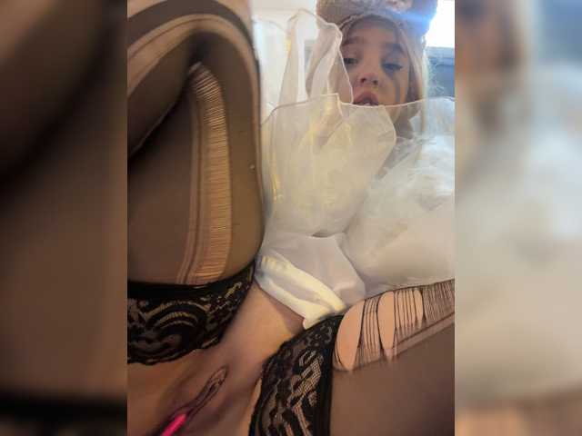 LittleDelora live cam on BongaCams