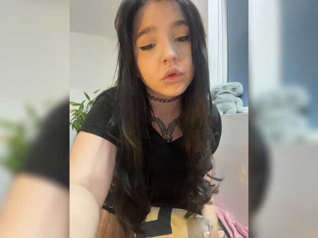 LittleDelora live cam on BongaCams