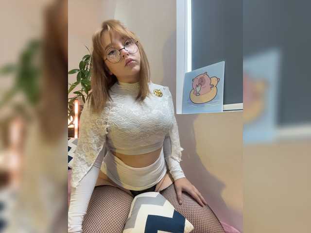 LittleDelora live cam on BongaCams