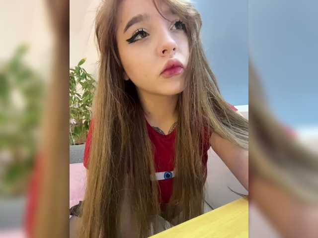 LittleDelora live cam on BongaCams