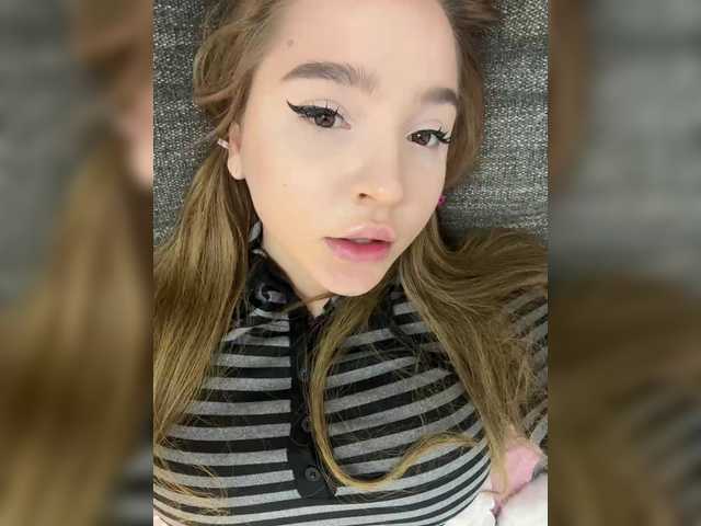 LittleDelora live cam on BongaCams