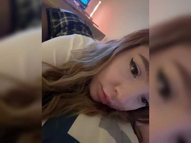 LittleDelora live cam on BongaCams