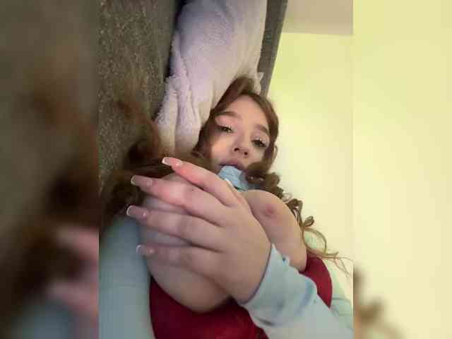 LittleDilara webcam