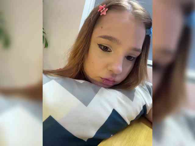 LittleDilara webcam
