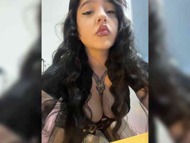 LittleDelora live female cam on bongacams