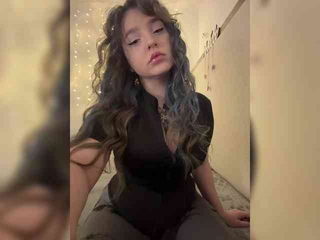 LittleDilara webcam