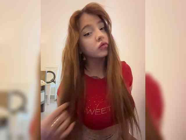 LittleDilara webcam