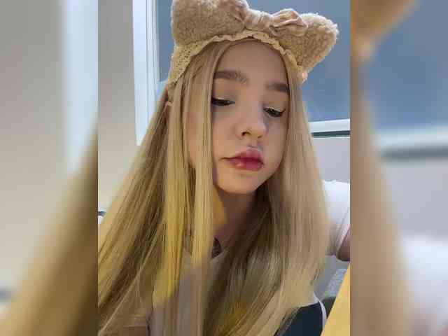 LittleDilara webcam
