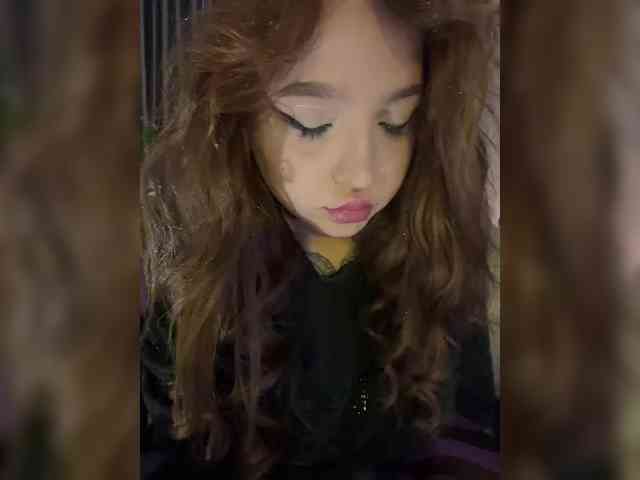 LittleDilara webcam