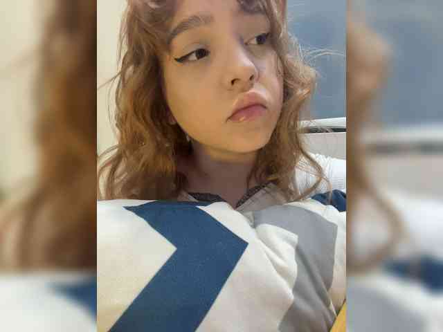 LittleDilara webcam