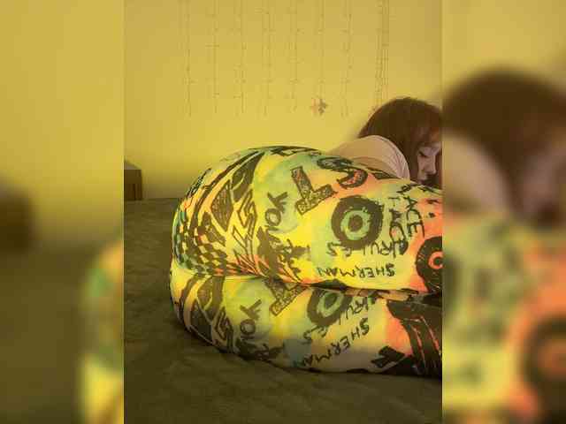 LittleDilara webcam