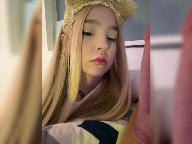 LittleDilara webcam