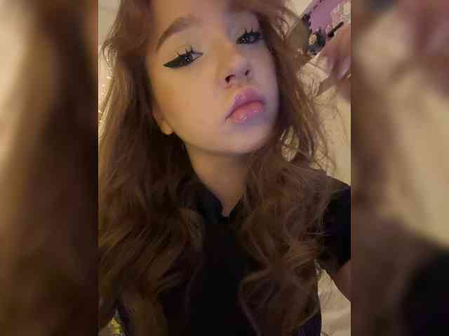 LittleDilara webcam