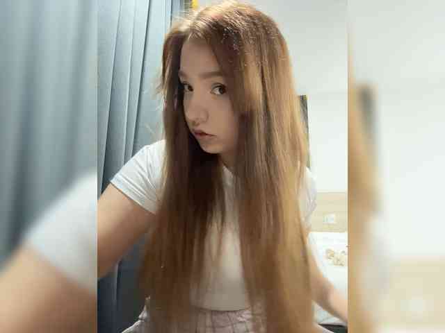LittleDilara webcam