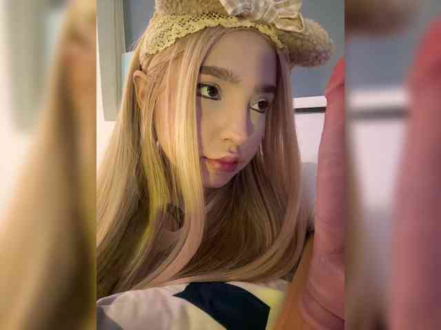 LittleDilara webcam
