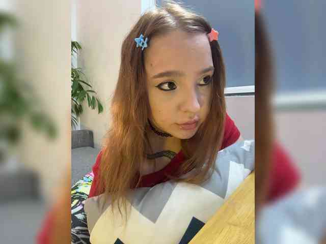 LittleDilara webcam