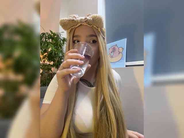 LittleDilara webcam