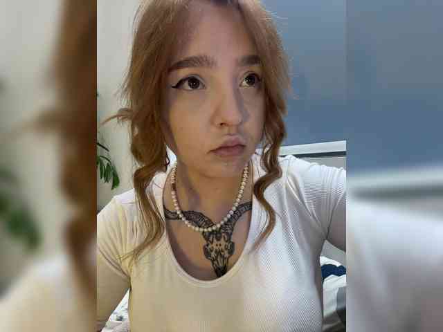 LittleDilara webcam