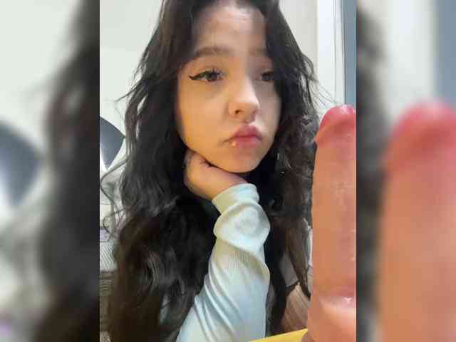 LittleDelora live female cam on bongacams