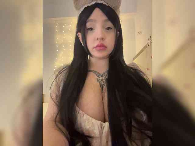 LittleDilara webcam