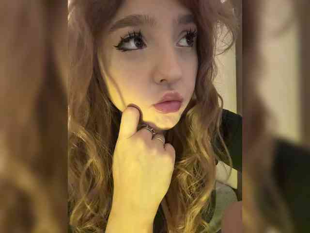 LittleDilara webcam