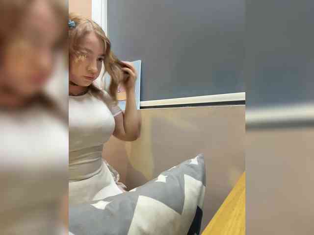 LittleDilara webcam