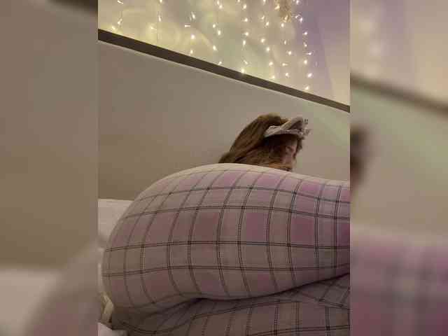 LittleDilara webcam