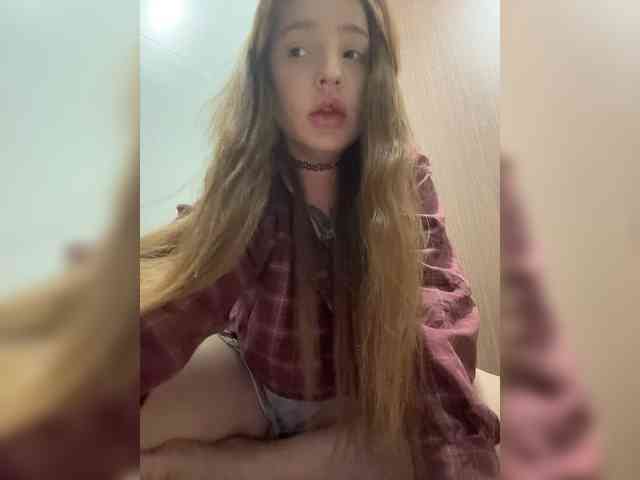 LittleDilara webcam