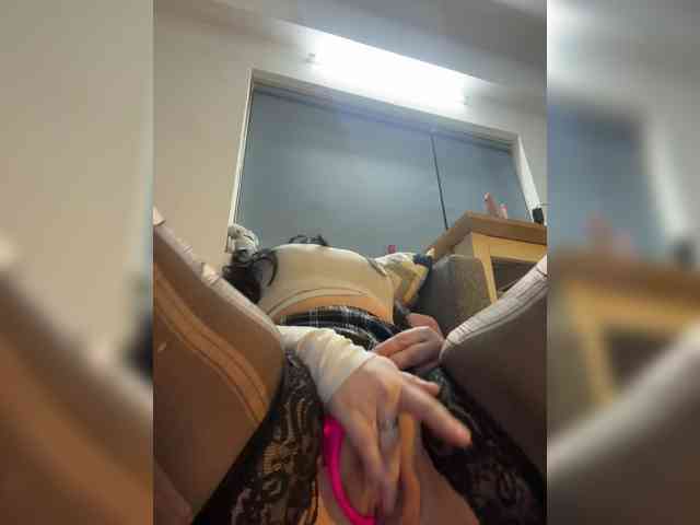LittleDelora live female cam on bongacams