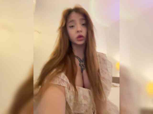 LittleDilara webcam