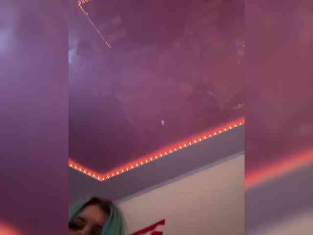 Miss_Nestle webcam