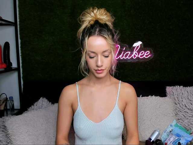 MiaBeeX live cam on BongaCams