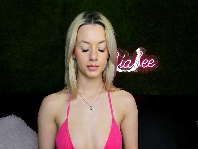 MiaBeeX live cam on BongaCams