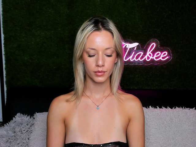 MiaBeeX live cam on BongaCams