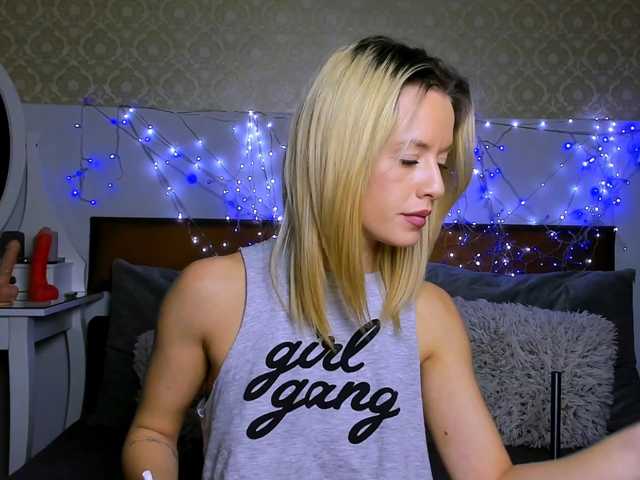 MiaBeeX live cam on BongaCams