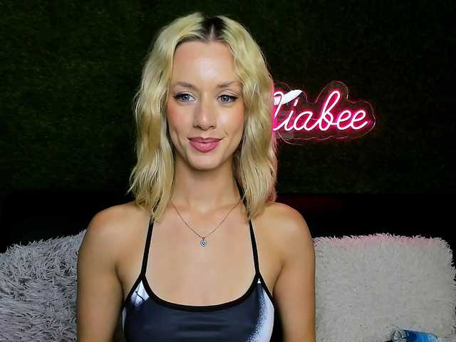 MiaBeeX live cam on BongaCams