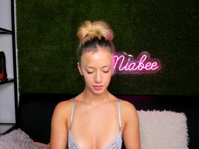 MiaBeeX live cam on BongaCams