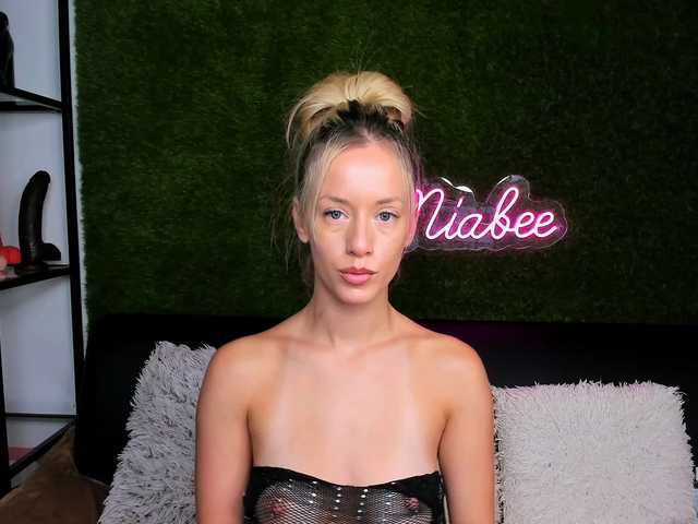 MiaBeeX live cam on BongaCams