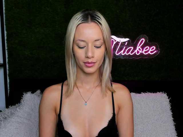 MiaBeeX live cam on BongaCams