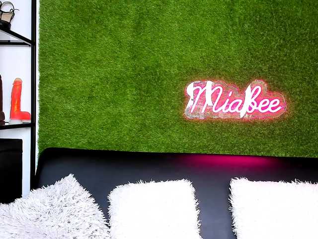 MiaBeeX live cam on BongaCams