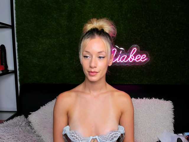 MiaBeeX live cam on BongaCams
