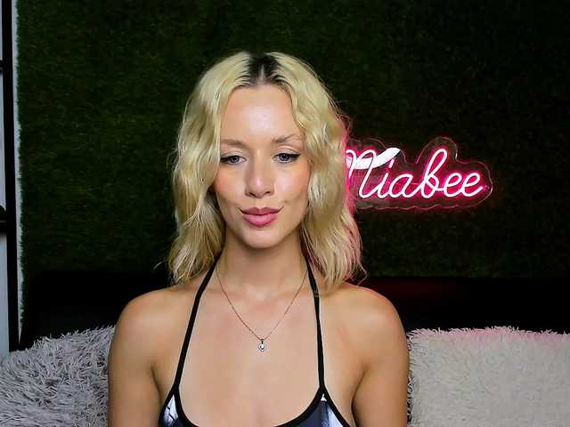 MiaBeeX live cam on BongaCams