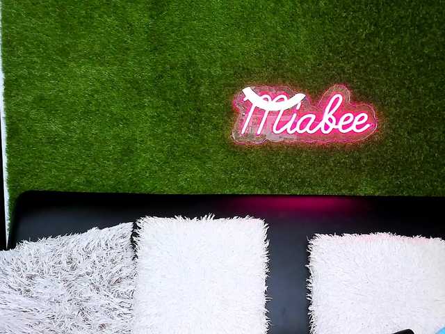 MiaBeeX live cam on BongaCams