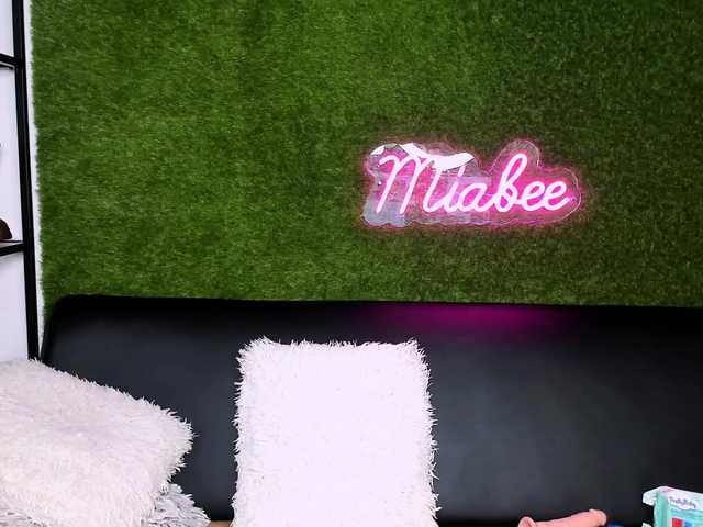 MiaBeeX live cam on BongaCams