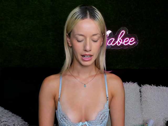 MiaBeeX live cam on BongaCams